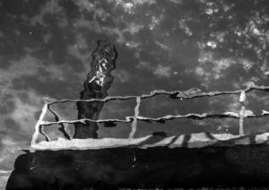 Drijvend ponton gespiegeld