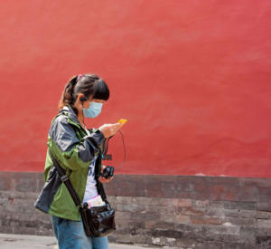 Meisje metlapje en telefoon 2